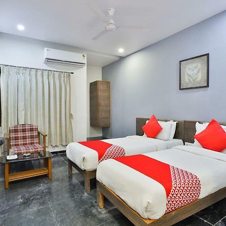 Hotel Chicago Ahmedabad Buitenkant foto
