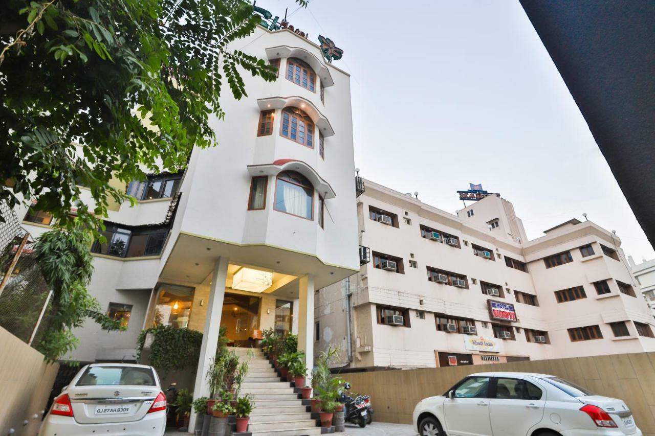 Hotel Chicago Ahmedabad Buitenkant foto