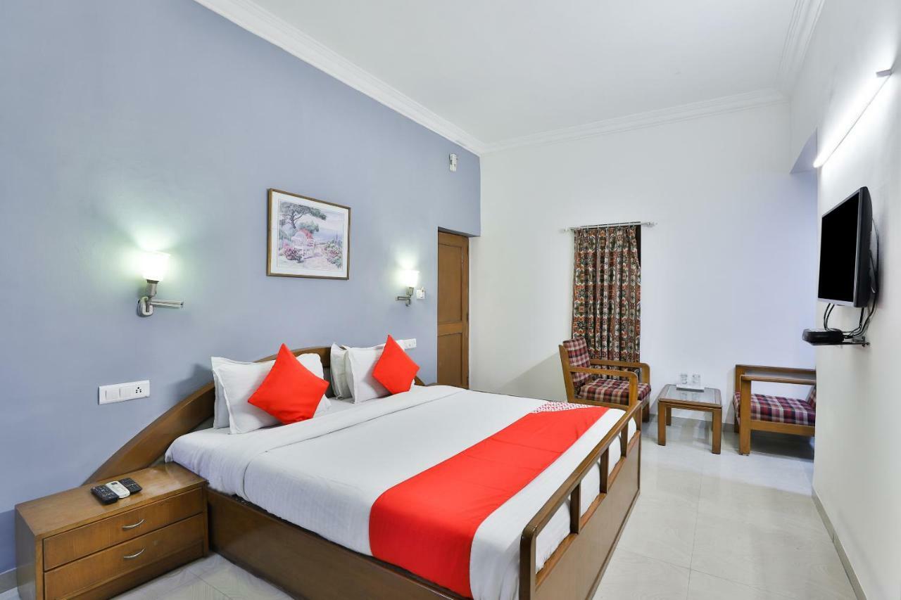 Hotel Chicago Ahmedabad Buitenkant foto