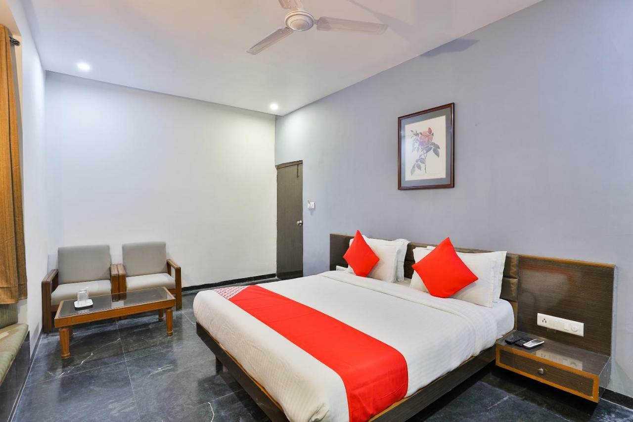 Hotel Chicago Ahmedabad Buitenkant foto