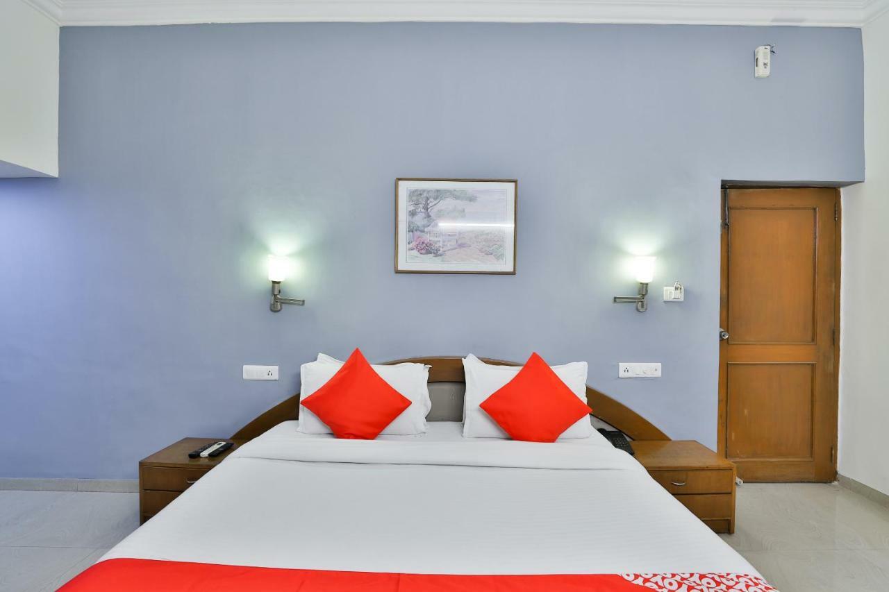 Hotel Chicago Ahmedabad Buitenkant foto