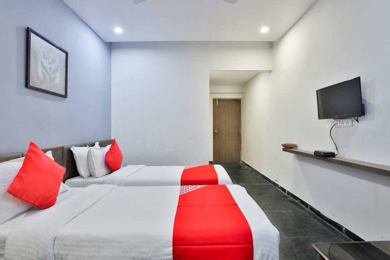 Hotel Chicago Ahmedabad Buitenkant foto