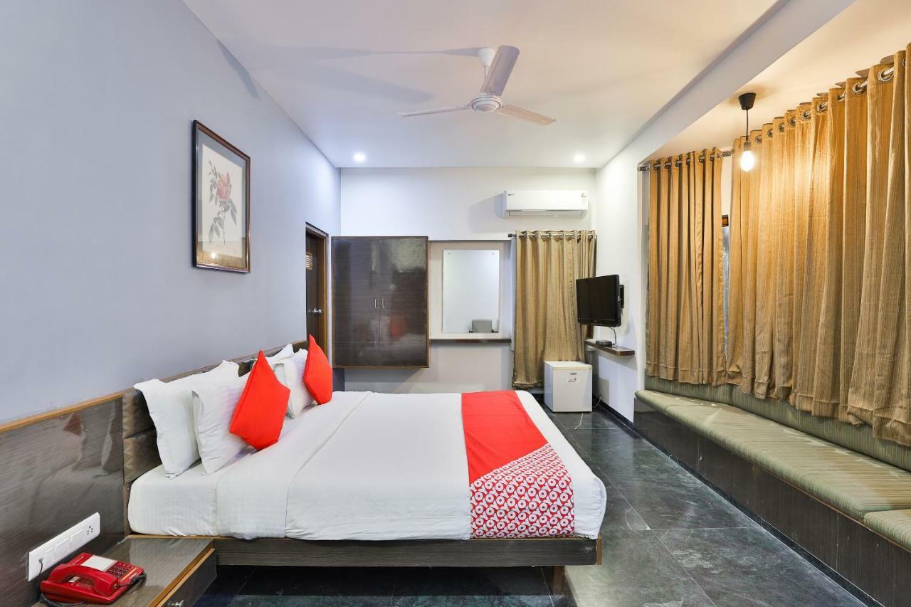 Hotel Chicago Ahmedabad Buitenkant foto