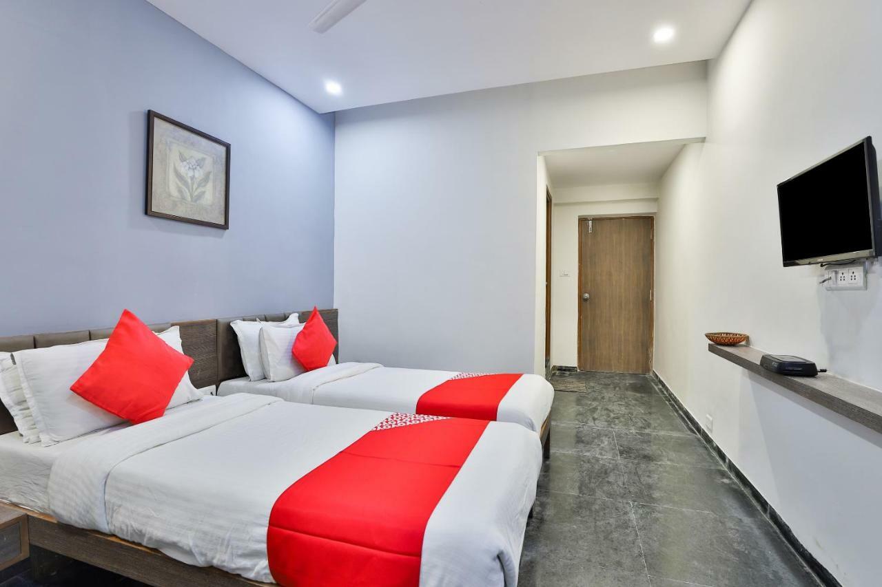 Hotel Chicago Ahmedabad Buitenkant foto