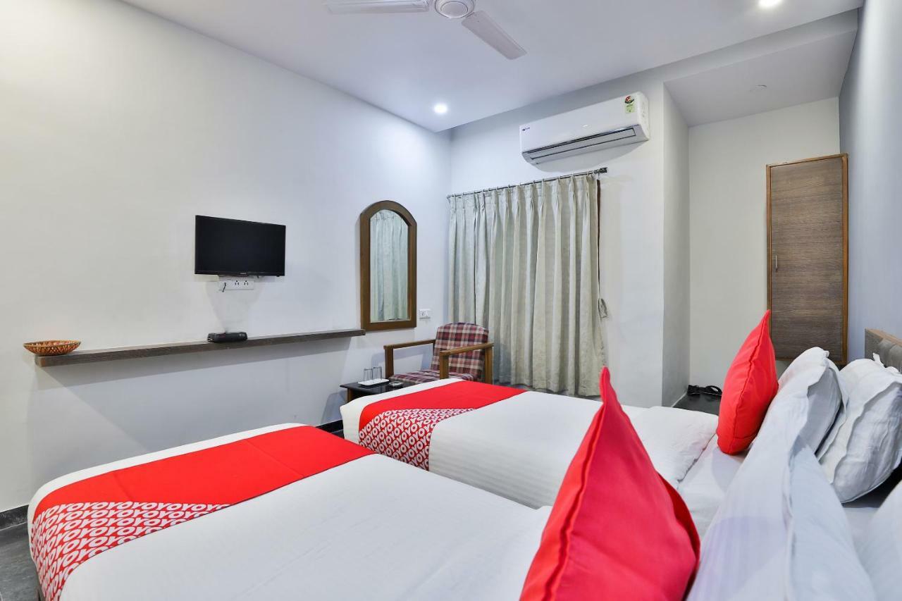 Hotel Chicago Ahmedabad Buitenkant foto
