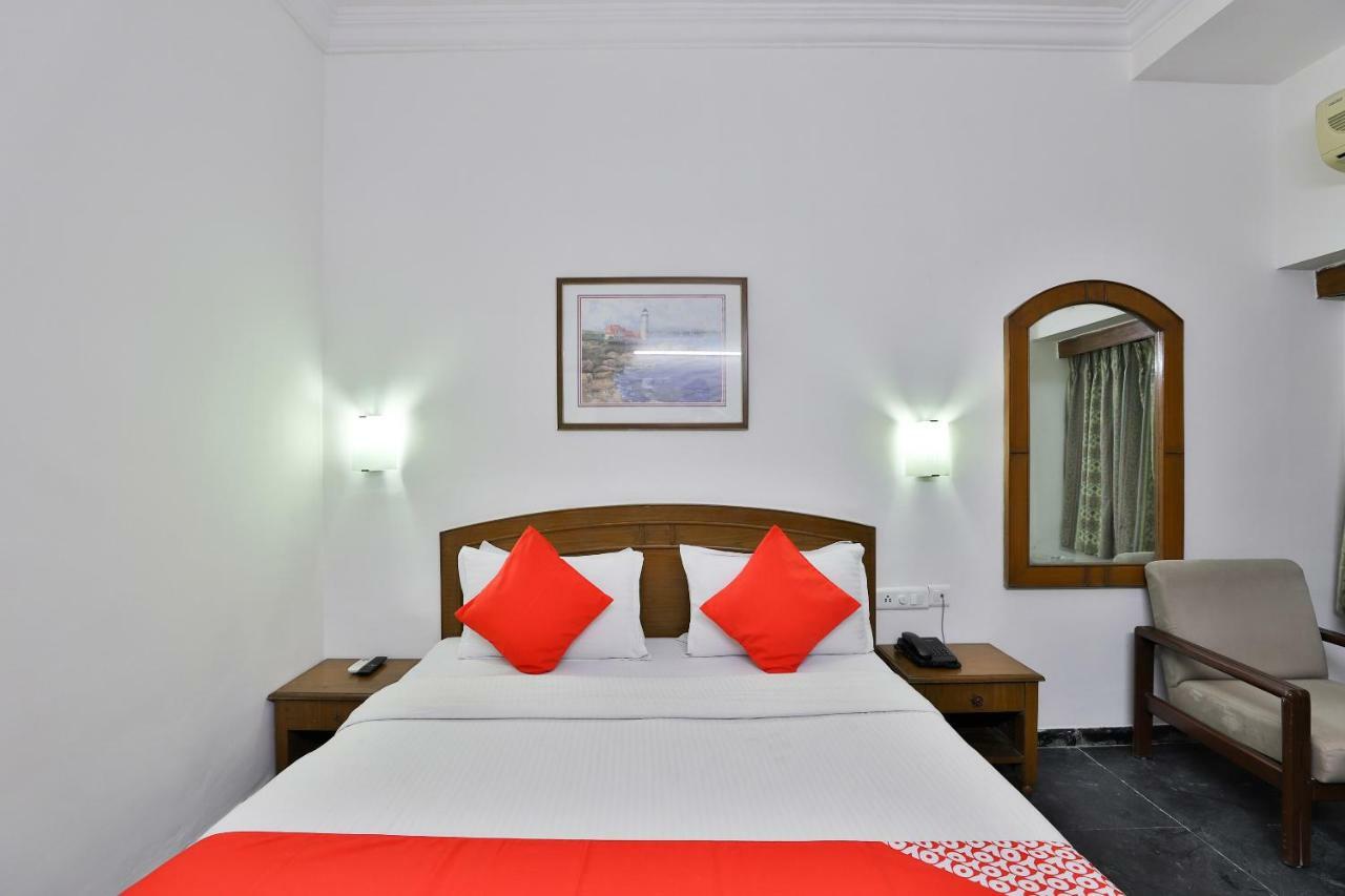 Hotel Chicago Ahmedabad Buitenkant foto