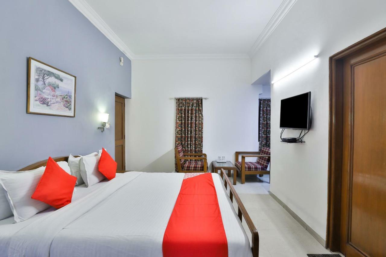 Hotel Chicago Ahmedabad Buitenkant foto