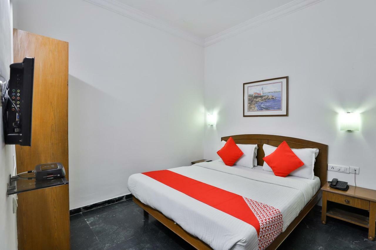 Hotel Chicago Ahmedabad Buitenkant foto
