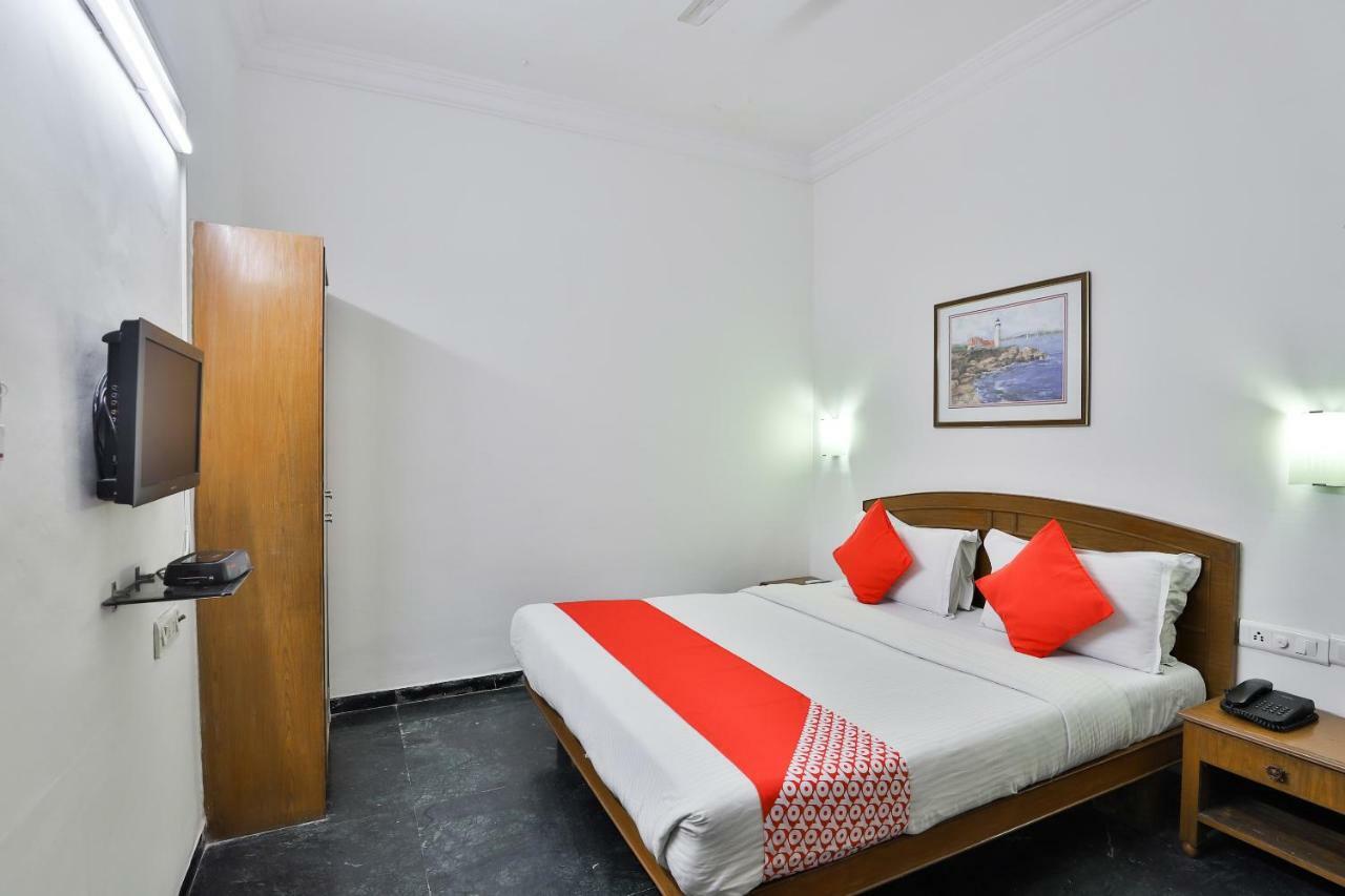 Hotel Chicago Ahmedabad Buitenkant foto