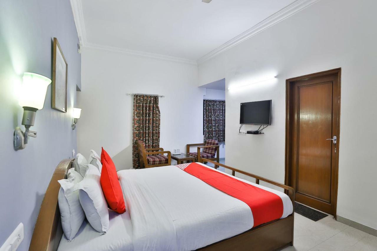 Hotel Chicago Ahmedabad Buitenkant foto